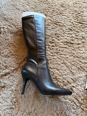 Nine West White and Black Trim Shoe Box